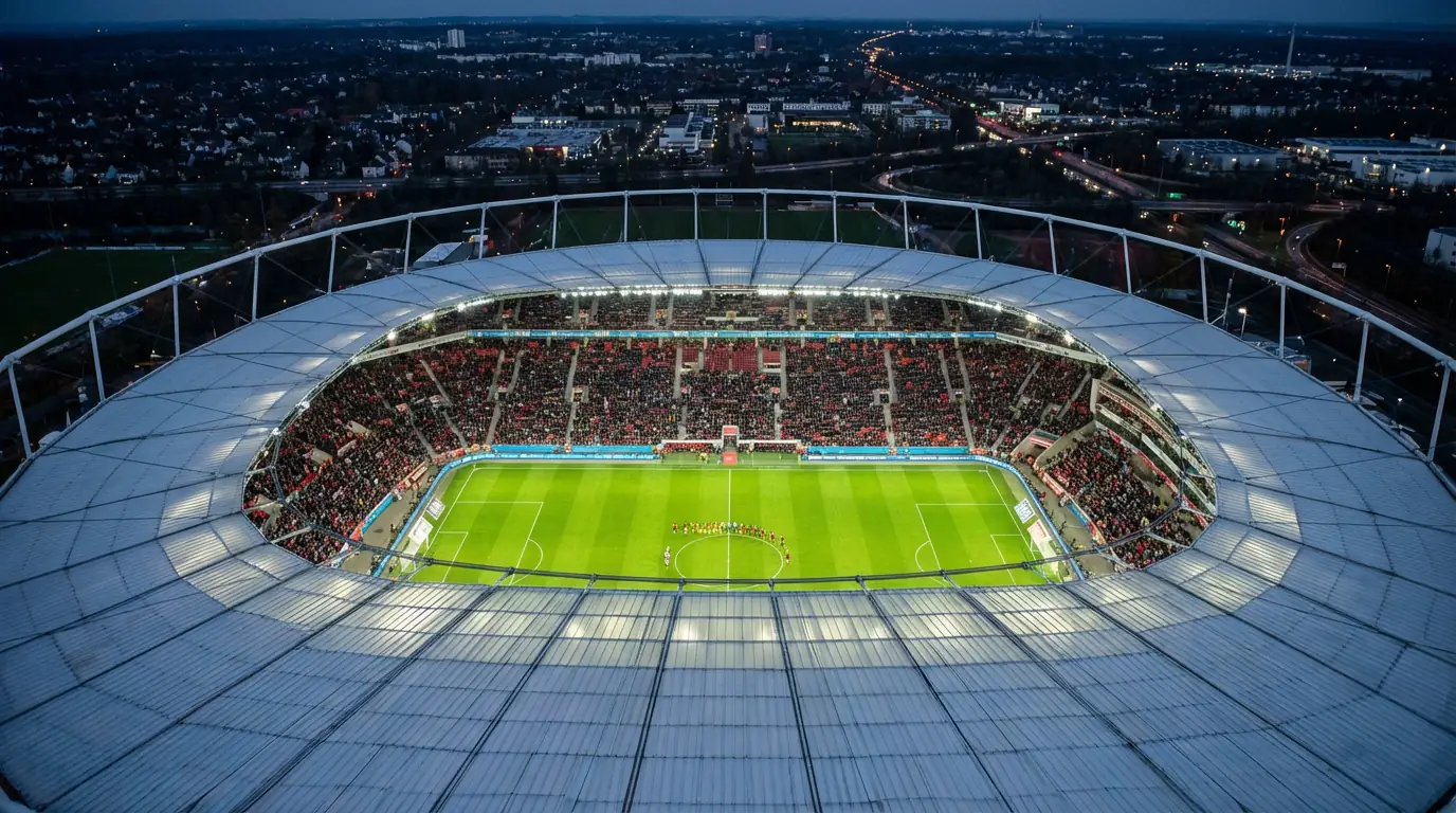 La BayArena di Leverkusen vista dall'alto durante una partita con il campo da calcio illuminato