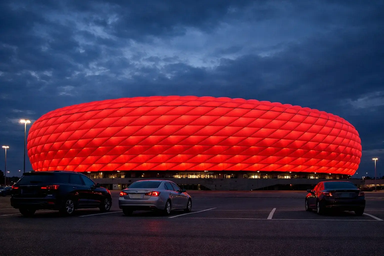 Allianz Arena illuminata di rosso durante una partita del Bayern Monaco
