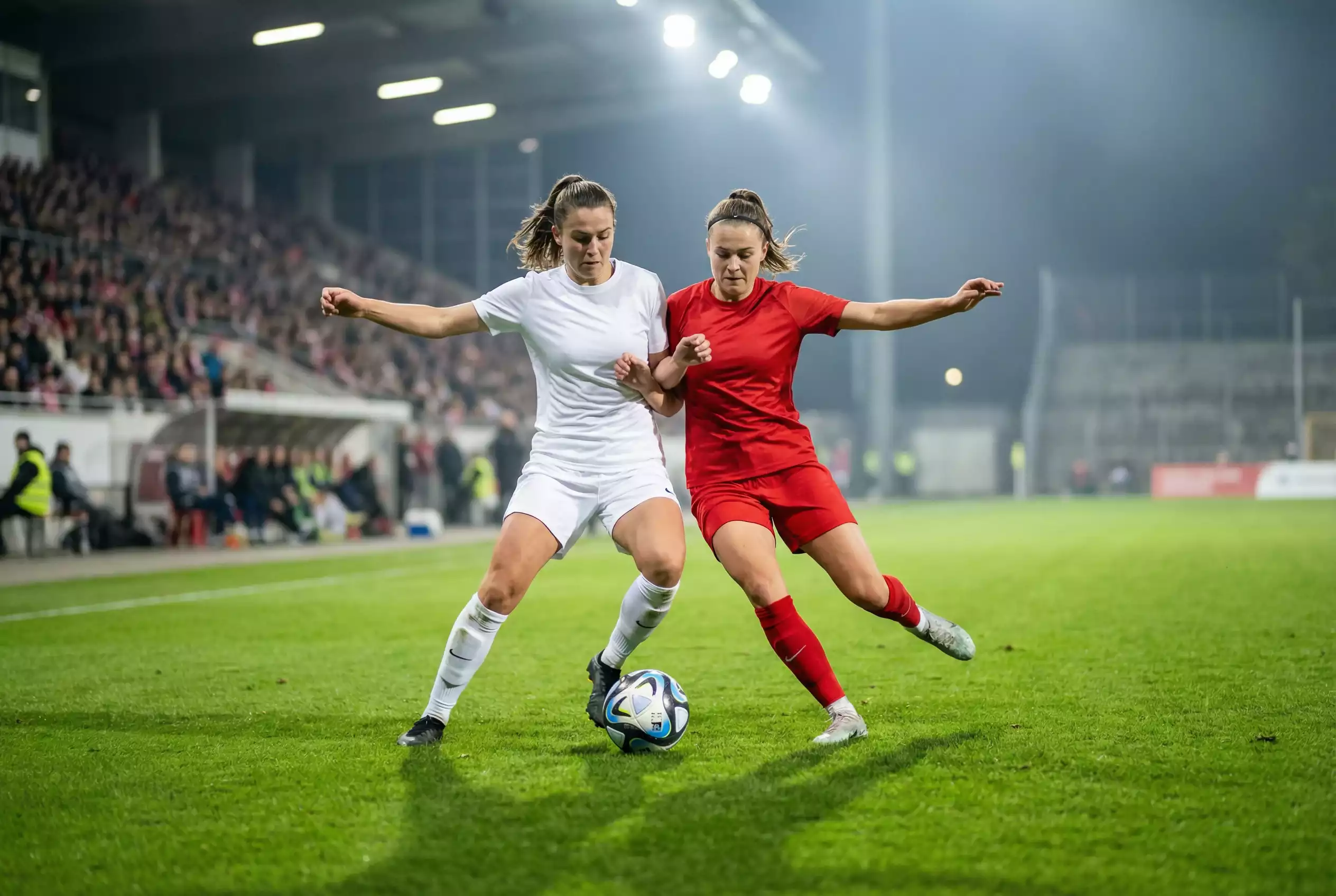 Giocatrici di calcio femminile in azione durante una partita della Frauen-Bundesliga su campo in erba
